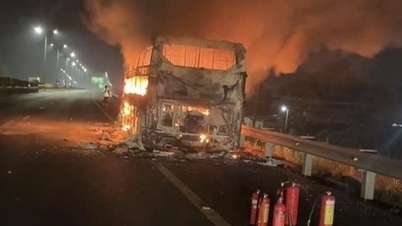 រថយន្តក្រុងដឹកអ្នកដំណើរ ត្រូវបានឆេះនៅលើផ្លូវហាយវេ ទីក្រុងហូជីមិញ-ទ្រុងហ្លួង