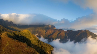Lautan awan putih melayang di desa H'Mong di Y Ty