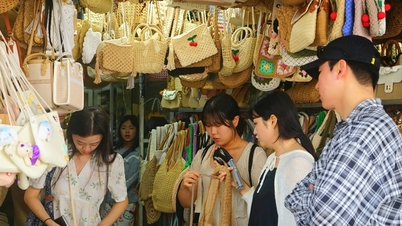 Chuyển tải bản sắc qua chợ du lịch