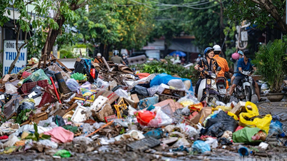 [Foto] Ved siden av «søppelfjellet» etter flommen streber innbyggerne i Tuy Hoa etter å gjenoppbygge livene sine.