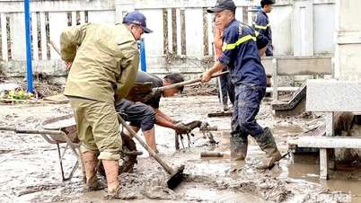 ドンナイ警察が洪水被害を受けた住民の清掃を支援。
