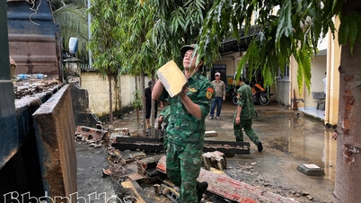 Militaire troepen bundelen de krachten om de gevolgen van overstromingen in de wijk Ba Ngoi te boven te komen
