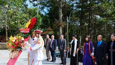 Afgevaardigden die het Lam Dong Vaderlandfrontcongres bijwoonden, offerden wierook ter nagedachtenis aan heldhaftige martelaren.