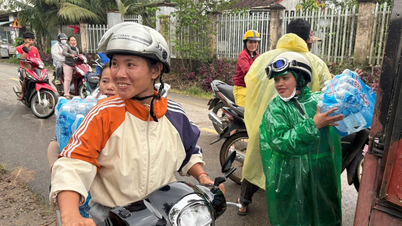 អំណោយ​ឧបត្ថម្ភ​ជា​ច្រើន​ត្រូវ​បាន​ផ្តល់​ជូន​ប្រជាជន​ក្នុង​ឃុំ Trung Khanh Vinh ដែល​រងគ្រោះ​ដោយ​ទឹកជំនន់។