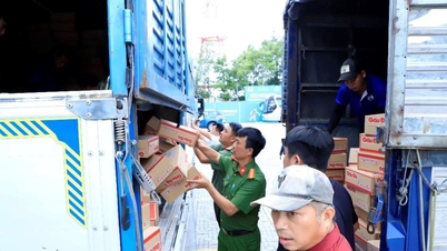 Dong Nai polisi sel mağdurlarına yardım malzemesi ulaştırmak için birçok noktayı açtı