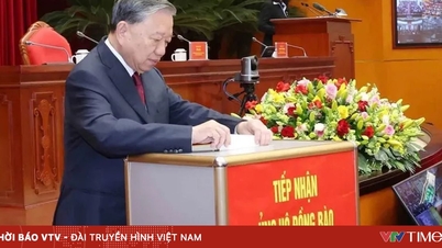 Generalsekretär To Lam und Delegierte spenden zur Unterstützung der Flutopfer