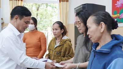 الفريق أول لو شييم يقدم الهدايا للمتضررين من الأعاصير