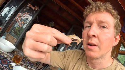 Västerländska turister provar söta och doftande specialiteter i Thanh Hoa, besöker landsbygdsmarknaden för att se "konstiga" men läckra rätter