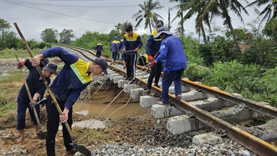 Taşkın bölgesinden geçen Kuzey-Güney demir yolunun 15 noktasında yol tabanı yıkıldı.