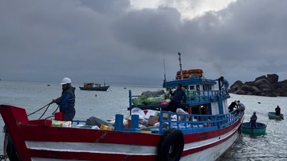Gia Lai: The second relief shipment overcomes big waves to Nhon Chau island commune
