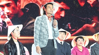 Krew 'Red Rain' berinteraksi dengan penonton dalam hujan