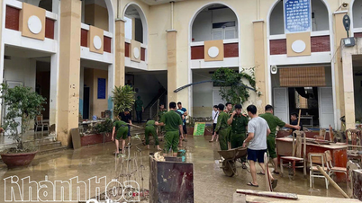 De afdeling Drug Crime Investigation Police bood direct hulp aan mensen om de gevolgen van de overstromingen te boven te komen.