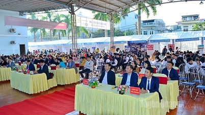 Phiên giao dịch việc làm kết nối trực tiếp và trực tuyến giữa doanh nghiệp với người lao động