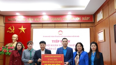 Federacja Pracy Miasta Hanoi wspiera ludzi na obszarach dotkniętych klęskami żywiołowymi kwotą 100 milionów VND