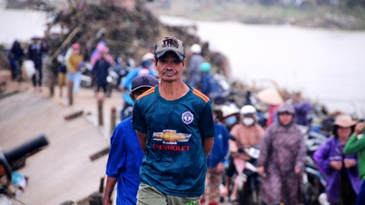 Oamenii de pe râul Ky ​​Lo au stat la coadă pentru a primi ajutoare.