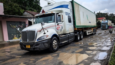 بسیاری از بخش‌های بزرگراه ملی شماره ۱ پس از سیل ویران شدند و وسایل نقلیه به کندی حرکت می‌کردند.