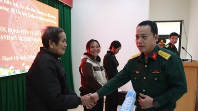 Der Kommandant des Militärkommandos der Stadt Da Nang besucht die Bevölkerung der Gemeinde Thanh My und überreicht ihr Geschenke.