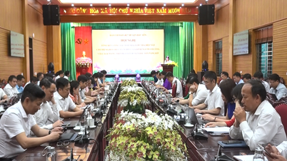 Bądź wzorem do naśladowania w studiowaniu i przestrzeganiu ideologii, moralności i stylu życia Ho Chi Minha.