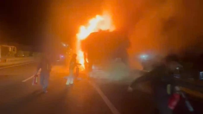 Požár autobusu na dálnici Ho Či Minovo Město - Trung Luong, 10 cestujících včas uniklo