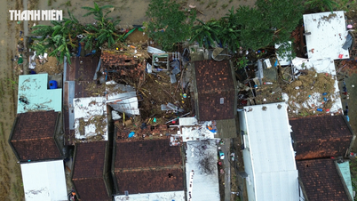Центр наводнения в Хоатхинь, снятый с борта самолета: деревня в смятении после того, как наводнение отступило