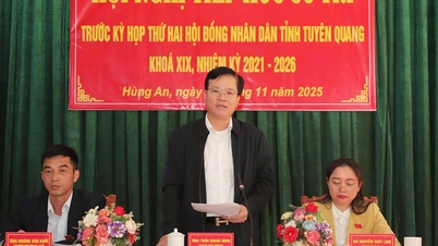 省党委員会組織委員長のトラン・クアン・ミン氏がフンアン村の有権者と会談した。