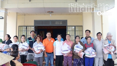 Menyampaikan 400 hadiah untuk menyokong mangsa banjir