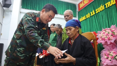 Bộ Chỉ huy Quân sự tỉnh trao quà hỗ trợ bà con vùng lũ