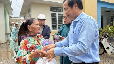 Timbalan Setiausaha Jawatankuasa Parti Barisan Tanah Air Vietnam dan Pertubuhan Massa Pusat Nguyen Thai Hoc menyampaikan hadiah untuk membantu mangsa banjir.