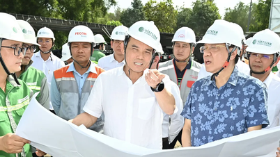 מזכיר ועדת המפלגה של הו צ'י מין סיטי בודק את עבודות הטיפול בפסולת