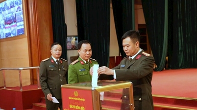 Městská policie v Hanoji vybírá dary na podporu lidí postižených bouřemi a povodněmi