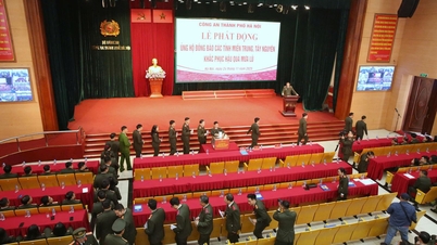 ប៉ូលិសក្រុងហាណូយប្រមូលអំណោយជួយប្រជាជនក្រោយទឹកជំនន់ជាប្រវត្តិសាស្ត្រ