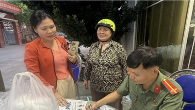 אישה בת 78 שלחה 5 מיליון דונג וייטנאמי לתמיכה בקורבנות השיטפונות