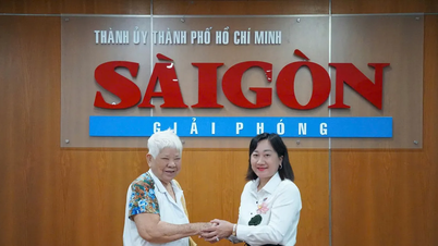 Zařízení Nhu Lan darovalo 300 milionů dongů na podporu odstraňování škod způsobených povodněmi.