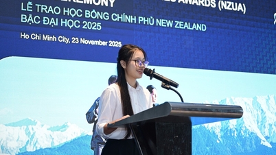 Baru sahaja menerima biasiswa kerajaan, seorang pelajar perempuan di Bandaraya Ho Chi Minh segera berkongsi dengan orang ramai di kawasan banjir.