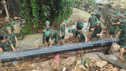 انفارمیشن آفیسر سکول قدرتی آفات کے نتائج پر قابو پانے کے لیے Dien Tho commune کی مدد کرتا ہے۔
