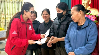 Entrega de auxílios no valor de 500 milhões de VND às famílias afetadas pelas tempestades nº 10 e nº 11.