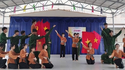 Γυμνάσιο Quang Trung: Οργάνωση της τελετής για την 43η επέτειο της Ημέρας των Εκπαιδευτικών του Βιετνάμ στις 20 Νοεμβρίου.