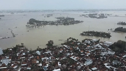 Hat nappal az árvíz után Hiep Dong falu még mindig csónakokban úszik, hogy segítséget kapjon.
