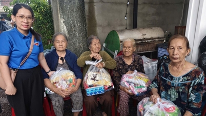 Liceul Ngo Gia Tu (secția Bac Cam Ranh) a mobilizat peste 230 de milioane de VND pentru a sprijini localitățile afectate de inundații.