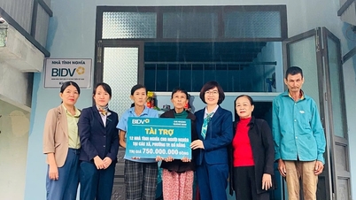 Penyerahan rumah kesyukuran kepada penduduk komune Chien Dan