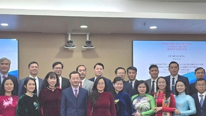 Majlis penutupan kursus latihan pembangunan industri kebudayaan untuk pegawai bandar Hanoi