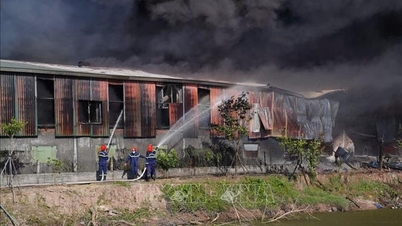 Хайфон: Гасіння великої пожежі на заводі, що містить багато матеріалів