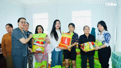 חברת Sao Vang Holdings שיתפה פעולה עם עיתון, רדיו וטלוויזיה Khanh Hoa כדי להעניק 600 מתנות לאנשים ברובע בק נה טראנג וטאי נה טראנג.