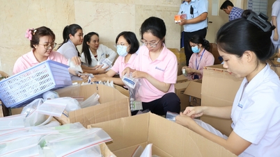 יותר מ-100 רופאים ואחיות מדונג נאי מוכנים לצאת לתמוך בתושבי דאק לאק לאחר השיטפון.