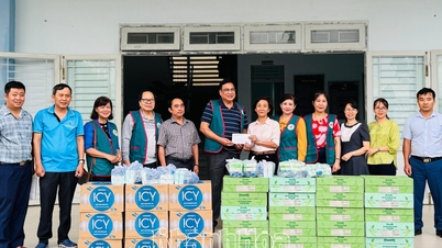 Báo và Phát thanh, Truyền hình Khánh Hòa, Hội Bảo trợ người khuyết tật, bệnh nhân nghèo và quyền trẻ em tỉnh trao quà cho bệnh nhân và cán bộ y tế