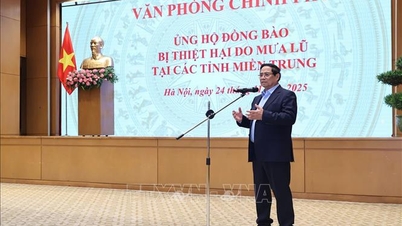 Statsministeren donerer for å støtte mennesker rammet av flom i de sentrale provinsene