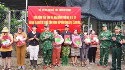 بارڈر گارڈ کمانڈ نے خانہ ہو کے سیلاب زدہ علاقوں میں لوگوں کی مدد کے لیے 150 ملین VND کا عطیہ دیا