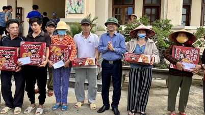 Naib Pengerusi Jawatankuasa Rakyat Wilayah Nguyen Tu Cong Hoang memeriksa pemulihan banjir di perkampungan nelayan Hai Minh.