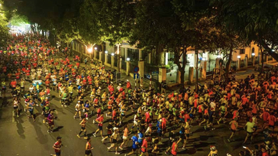 Závodu VnExpress Marathon Hanoi Midnight se účastní téměř 10 000 sportovců
