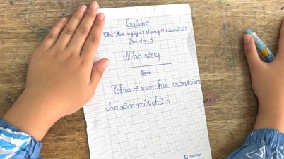 洪水に襲われた学生たちはノートを2冊借り、急いで新しい本を要求する